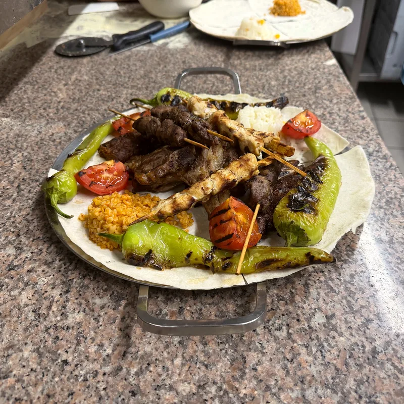 Gemischter Grillteller mit Fleischspiessen, Reis, Tomaten und Paprika