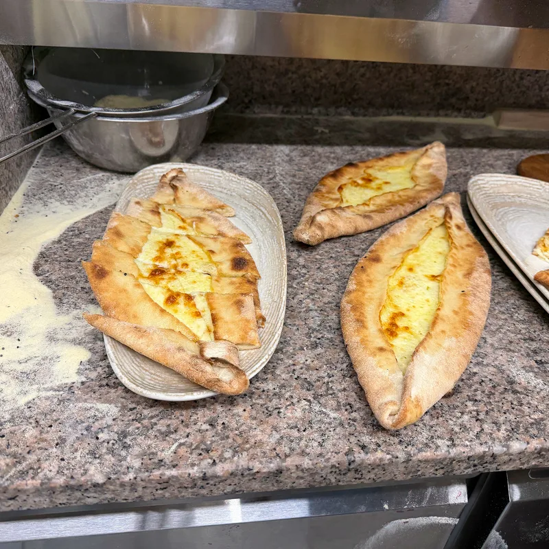 Mehrere Pide mit Käsefüllung auf einer Arbeitsfläche