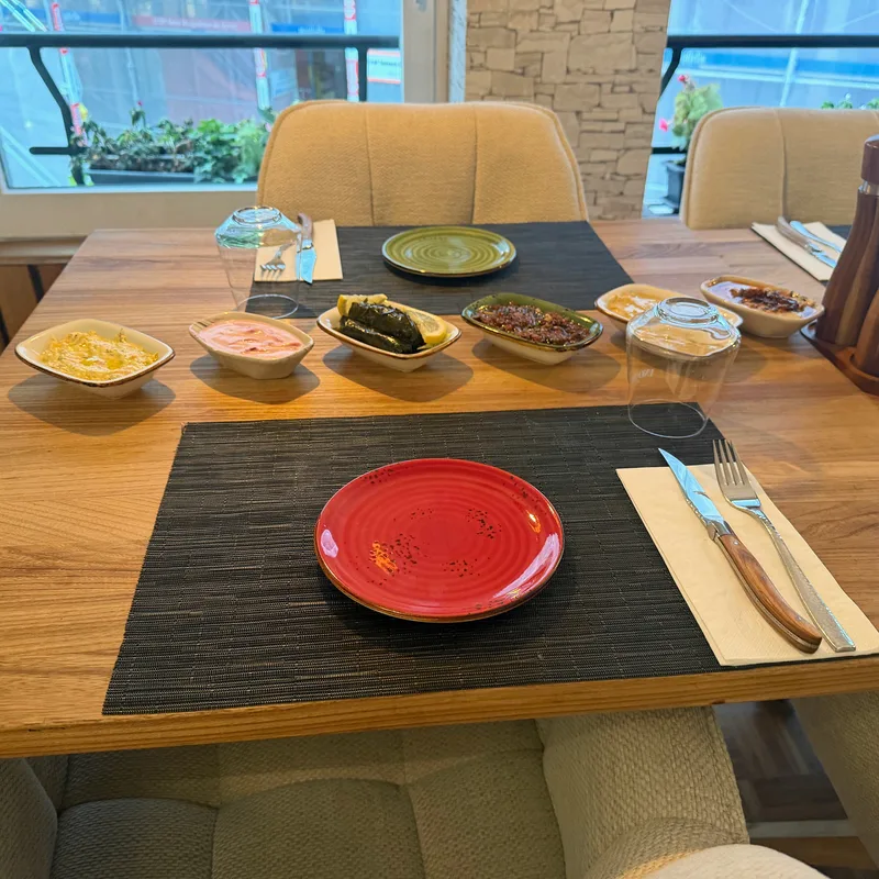 Gedeckter Tisch mit kleinen Vorspeisen vor den Fenstern