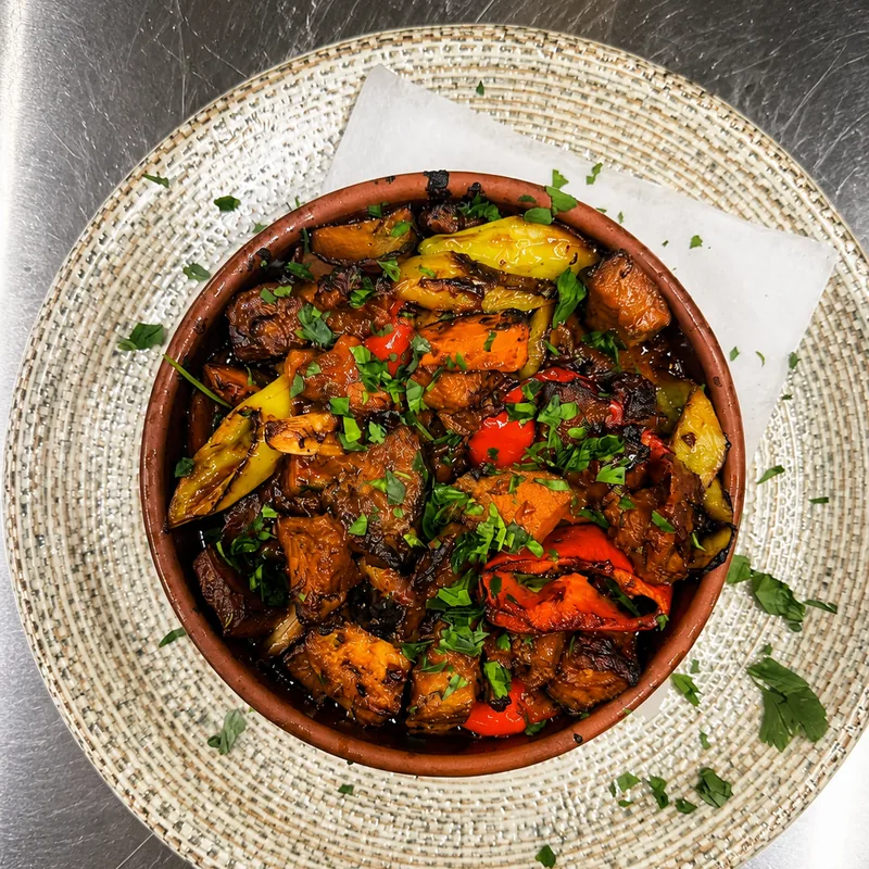 Geschmortes Gemüse mit Paprika und Petersilie im Tontopf