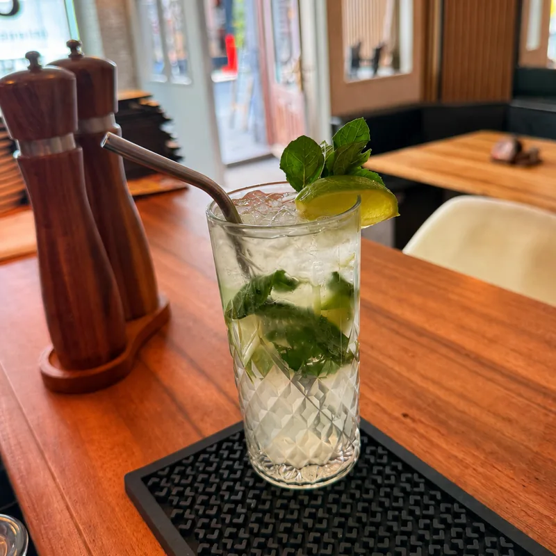 Mojito mit Limette und frischer Minze auf der Bartheke