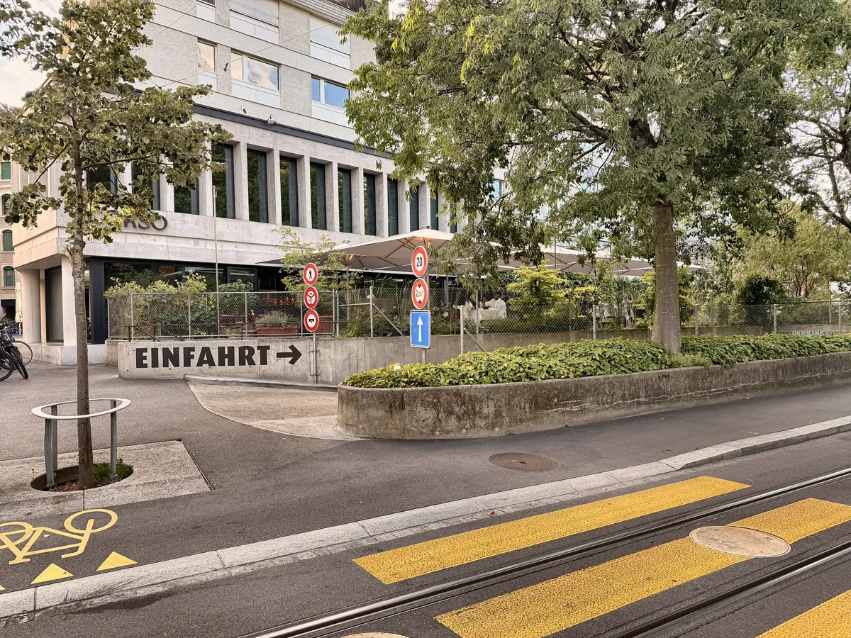 Einfahrt zum Parkhaus – mit «EINFAHRT» markiert