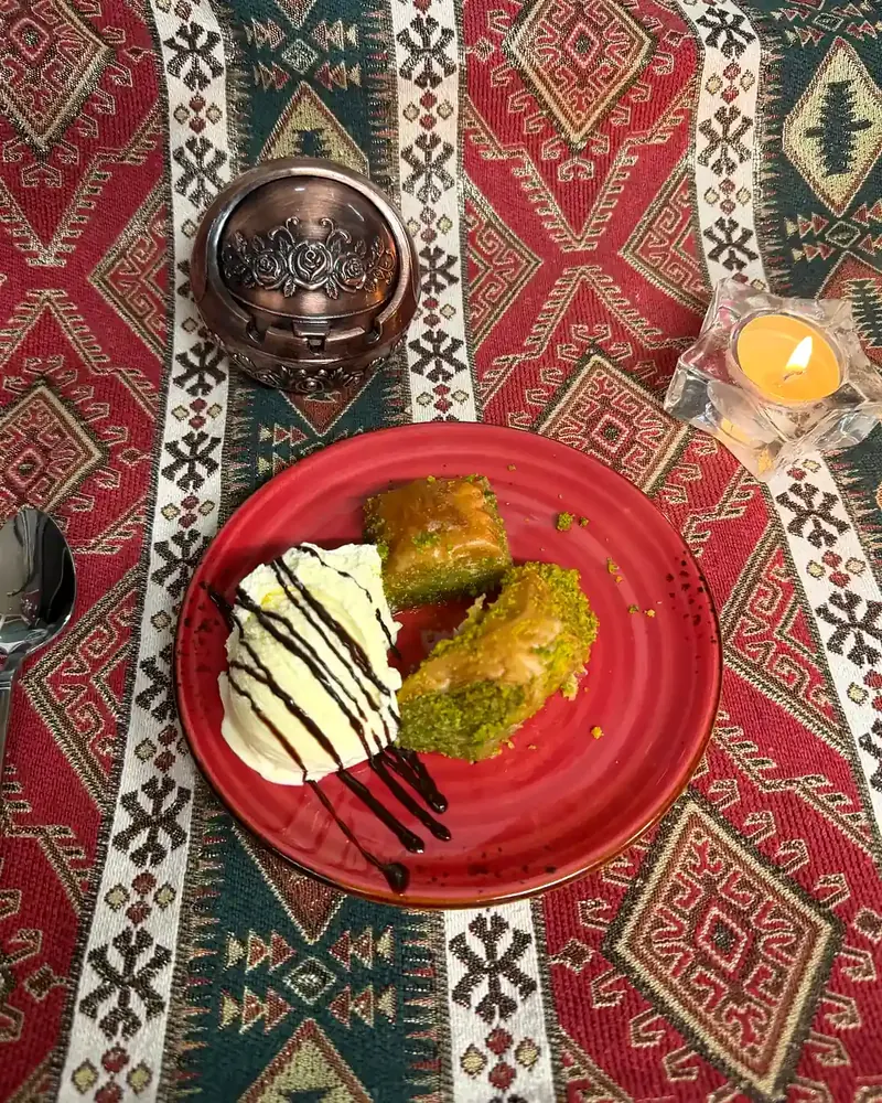 Dondurmalı Dilim Baklava mit Pistazien und Glace
