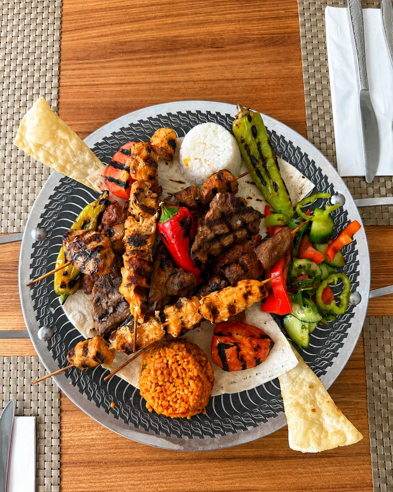 Gemischter Grillteller mit Spiessen und Reis