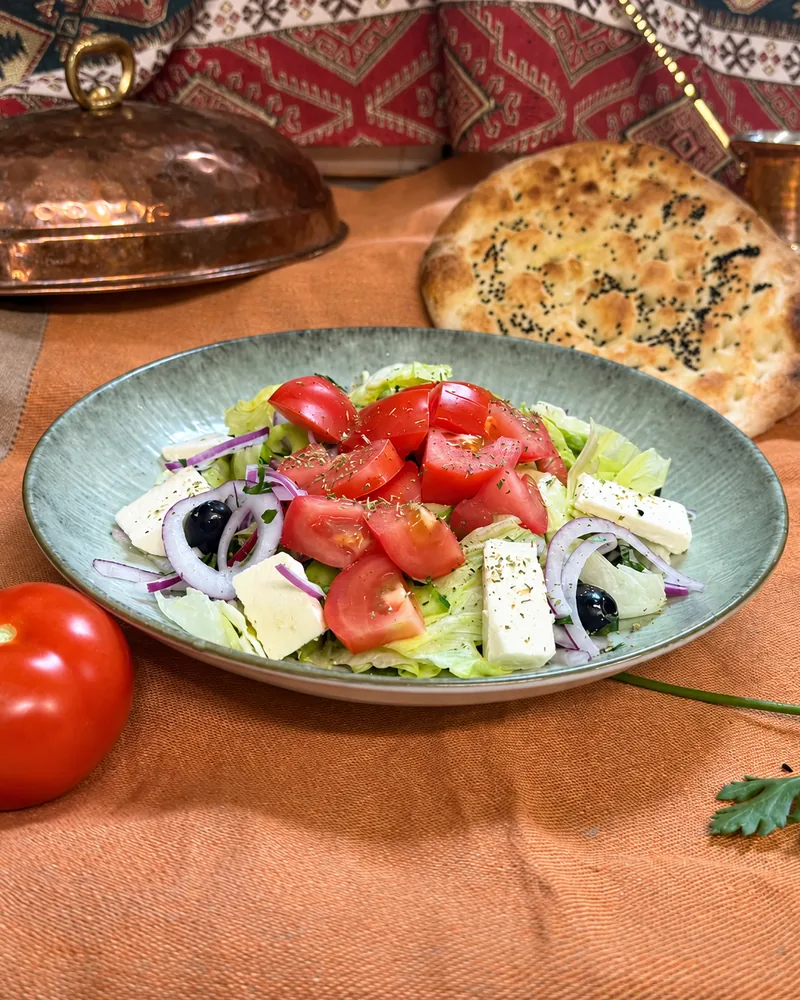 Griechischer Salat mit Schafskäse, Oliven und Fladenbrot