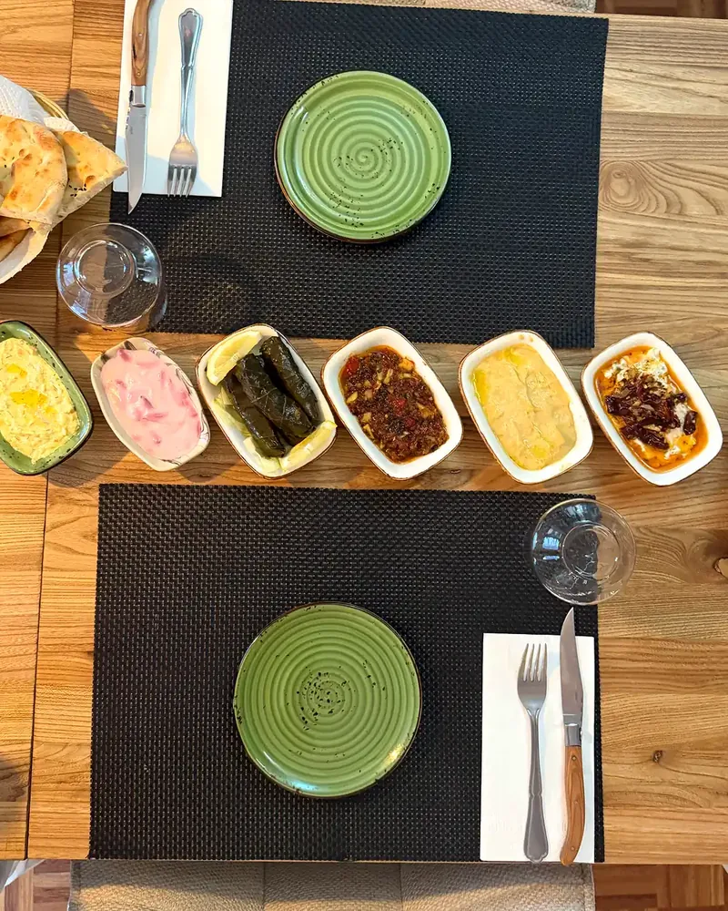 Meze-Tafel von oben: hausgemachte Vorspeisen zum Teilen