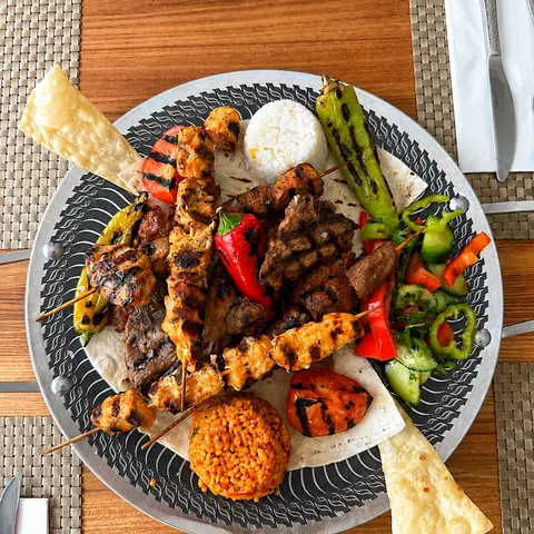 Gemischter Grillteller mit Spiessen, Reis, Bulgur und Salat
