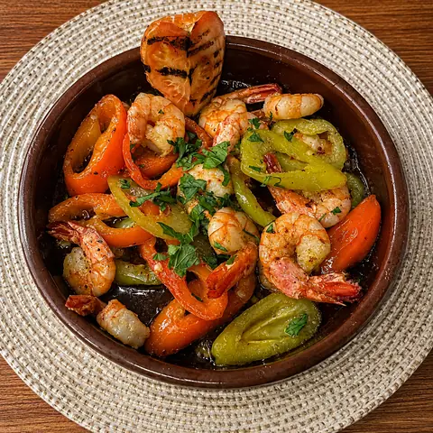 Garnelen mit Paprika und Peperoni im Tontopf