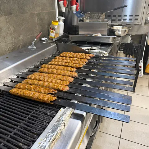 Adana-Spiesse auf dem Grill in unserer Küche