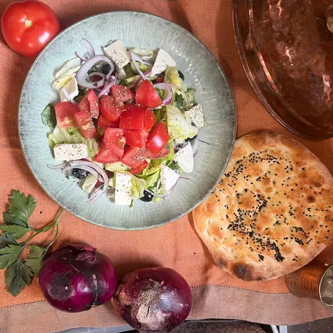 Hirtensalat mit Schafskäse, Tomaten und Fladenbrot