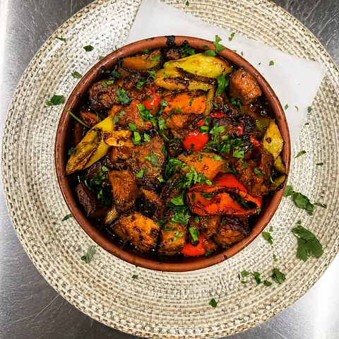 Geschmortes Gemüse mit Paprika und Petersilie im Tontopf