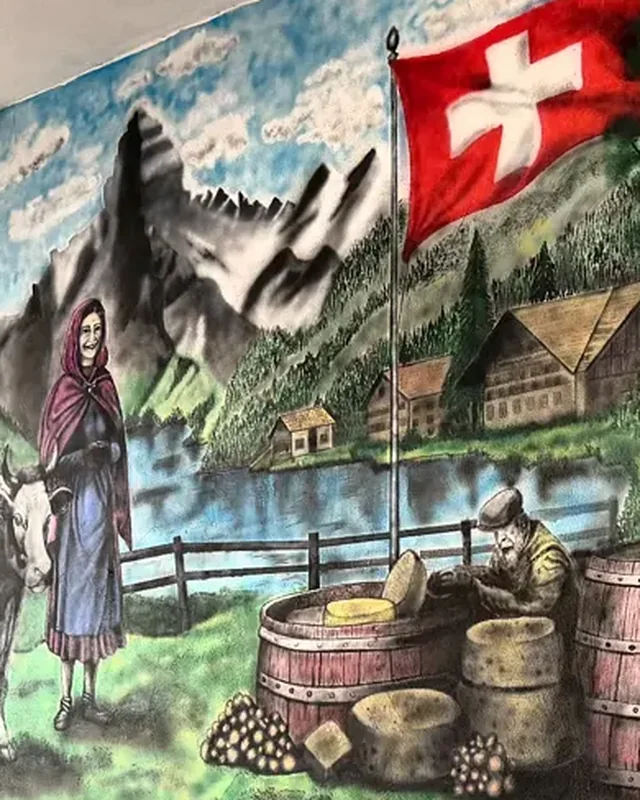 Alpine Fresko: Sennerin mit Kuh, Schweizer Fahne und Käselaibe